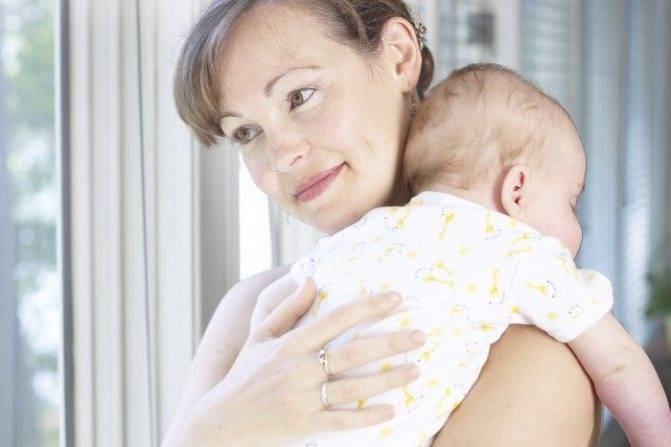 Как держать и носить новорожденных
