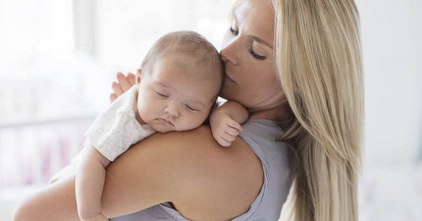 Как правильно держать новорожденного столбиком и нужно ли?