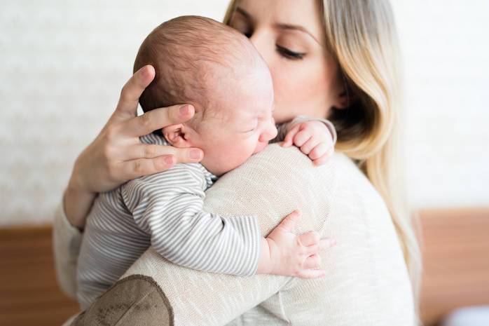 Если у новорожденного болит животик: как это понять и чем ему помочь
