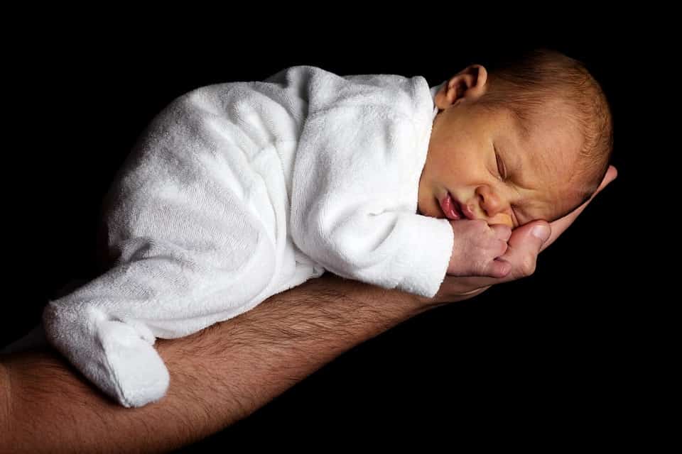 Как отучить ребенка от укачивания на руках перед сном: 7 способов - onwomen.ru