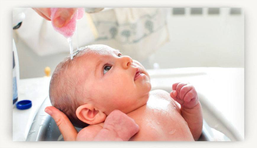 Как купать новорожденного в ванночке первый раз