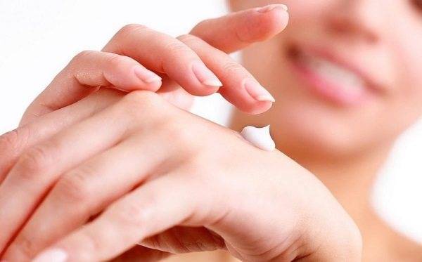 Водянистые прыщи на пальцах рук и ладонях: причины, методы лечения и профилактики