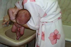 Как правильно подмывать новорожденную девочку под краном и обрабатывать: комаровский