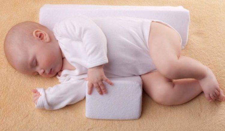 Если новорождённый спит на спине, это не вредно?
