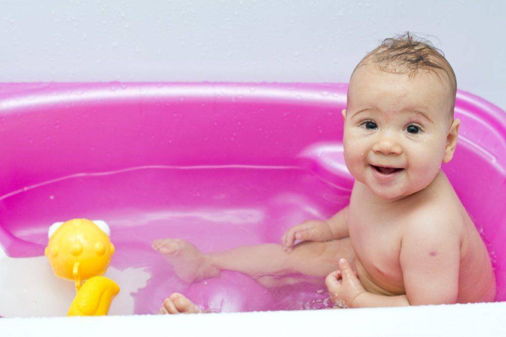 Купание ребёнка: можно ли проводить водные процедуры при насморке