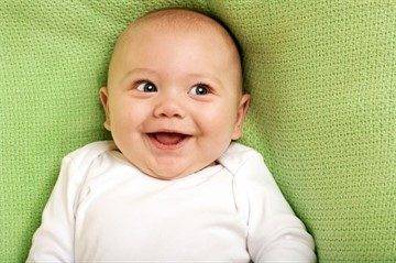 Когда ребенок начинает смеяться в голос: во сколько месяцев грудничок смеется со звуком, в каком возрасте и может ли так смеяться новорожденный