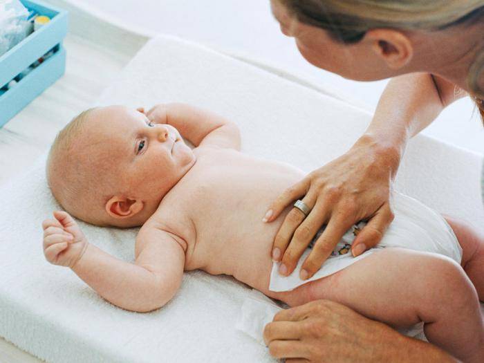 Чем лечить запор у новорожденных: обзор разрешенных лекарственных и народных средств