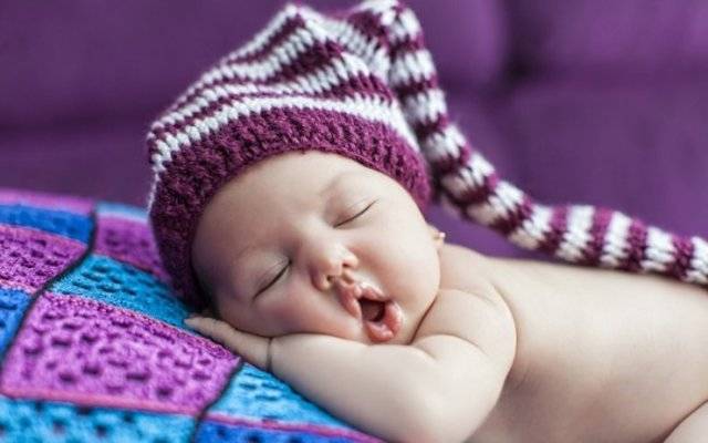 Ребенок, вздрагивающий во сне: норма или патология
