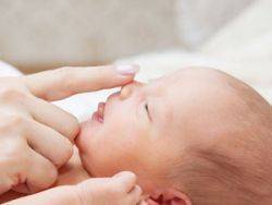 Как почистить нос новорожденному от соплей в домашних условиях