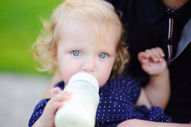 Можно ли месячному ребенку давать коровье молоко?