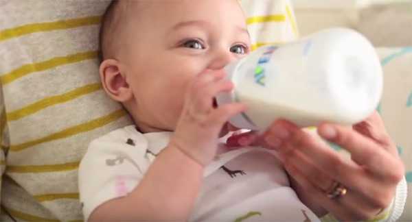 Учимся кормить новорождённого из бутылочки