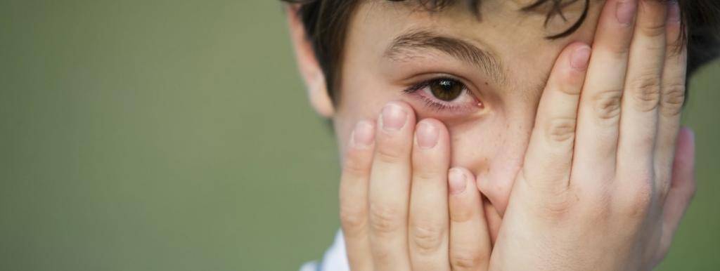 Причины появления выделений из глаз ребенка и что нужно предпринять